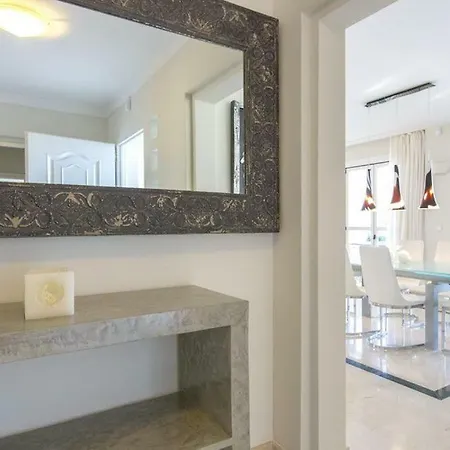 Villa Dos Monos *