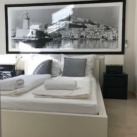 Dos Monos Villa San Antonio (Ibiza)